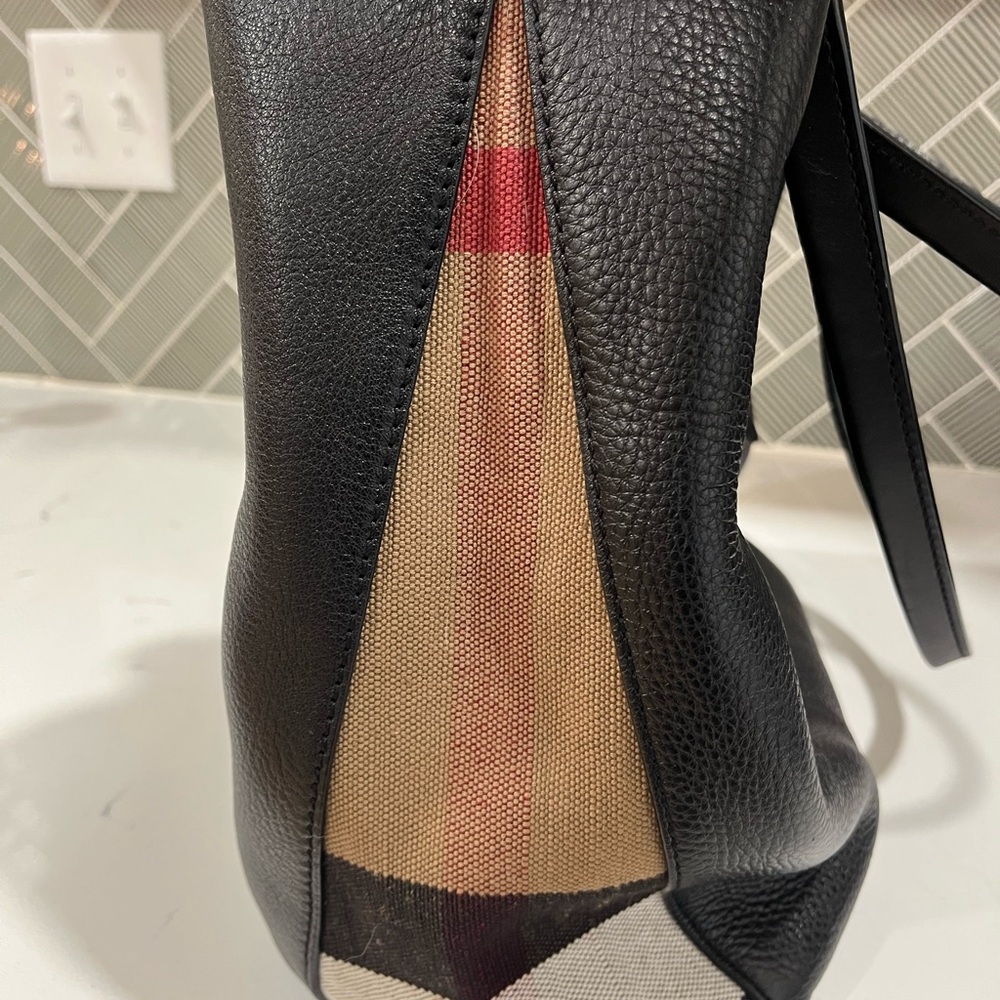 Burberry Maidstone Black Pebbled Leather Shoulder Bag - Picture 4 of 9